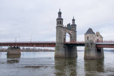 Tilsit kapısı, Kraliçe Louise 'in köprüsü Niemen nehri boyunca Rusya ve Litvanya' yı ayırıyor.