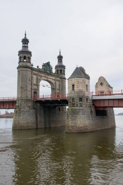 Tilsit kapısı, Kraliçe Louise 'in köprüsü Niemen nehri boyunca Rusya ve Litvanya' yı ayırıyor.
