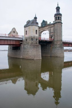 Tilsit kapısı, Kraliçe Louise 'in köprüsü Niemen nehri boyunca Rusya ve Litvanya' yı ayırıyor.