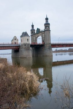 Tilsit kapısı, Kraliçe Louise 'in köprüsü Niemen nehri boyunca Rusya ve Litvanya' yı ayırıyor.