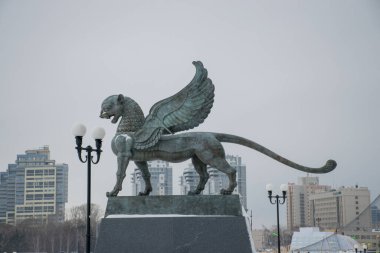 Kanatlı kar leoparı ve yavrularının heykeli. Kazan düğün sarayı yakınlarındaki Tataristan 'ın sembolü.