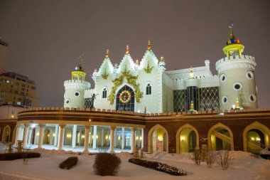Rusya 'da kış mevsiminde Kazan kentinin mimari aydınlanmasının manzarası