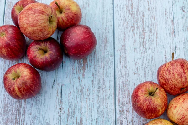 Maçãs maduras orgânicas em uma mesa de madeira. Refeição leve saudável de maçã de redução fresca. Cozinhar ingredientes. Colheita . — Fotografia de Stock