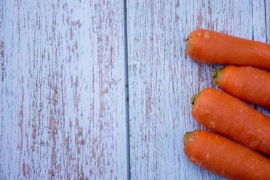 Ahşap bir masa arka plan üzerinde Havuç. Pişirme malzemeleri. Hasat. Metin girişi için boş alan