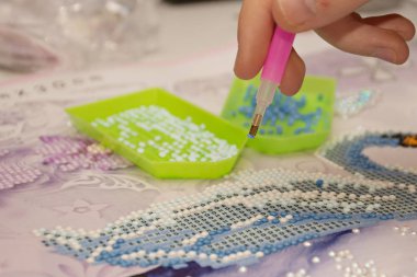 Elmas boyama nakış zanaat. Akrilik rhinestones. Yakın çekim, seçici odak