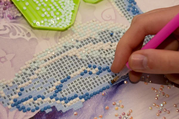 Elmas boyama nakış zanaat. Akrilik rhinestones. Yakın çekim, seçici odak