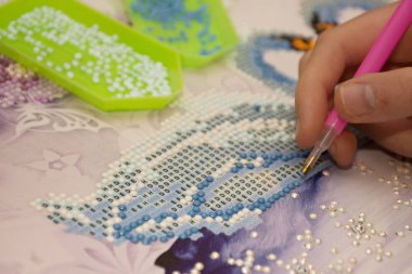 Elmas boyama nakış zanaat. Akrilik rhinestones. Yakın çekim, seçici odak