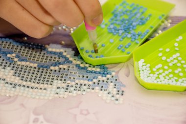 Elmas boyama nakış zanaat. Akrilik rhinestones. Yakın çekim, seçici odak