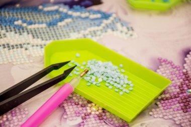 Elmas boyama nakış zanaat araçları. Akrilik rhinestones. Yakın çekim, seçici odak