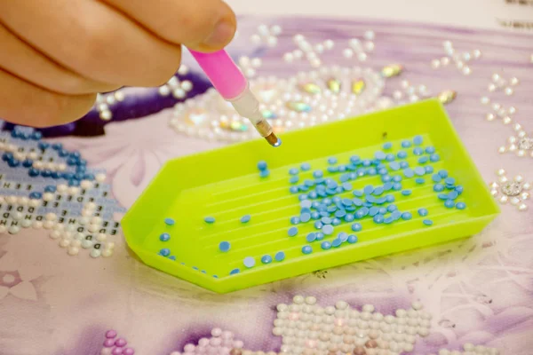Elmas boyama nakış zanaat. Akrilik rhinestones. Yakın çekim, seçici odak