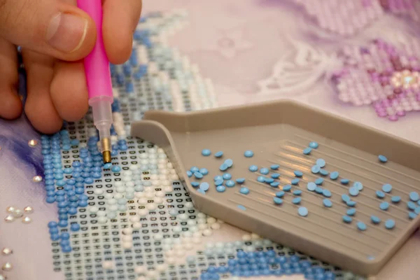 Elmas boyama nakış zanaat. Akrilik rhinestones. Yakın çekim, seçici odak