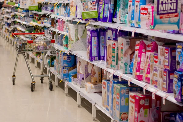 Un chariot de magasinage seul dans l'allée des bébés au supermarché Coles — Photo