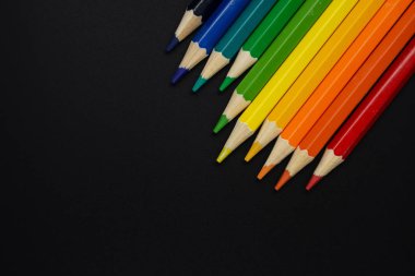 Bir kömür tahta arka plan üzerinde renkli kalemler. Okula geri dön. Metin girişi için boş alan