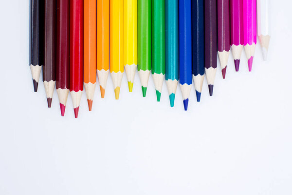 Цветные карандаши изолированы на нейтральном фоне. Возвращение в школу
