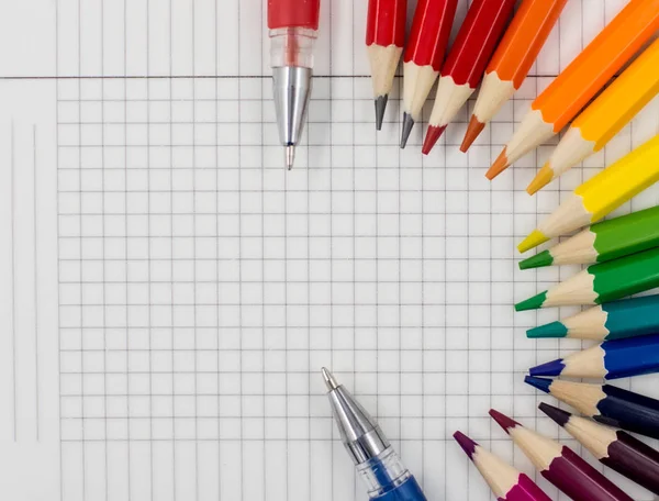 Voltar ao conceito da escola - lápis de arco-íris, canetas de gel e lápis de grafite em papel grade notebook backgorund. Espaço vazio para entrada de texto . — Fotografia de Stock
