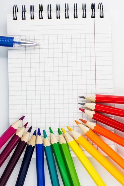 Voltar ao conceito da escola - lápis de arco-íris, canetas de gel e lápis de grafite em papel grade notebook backgorund. Espaço vazio para entrada de texto . — Fotografia de Stock