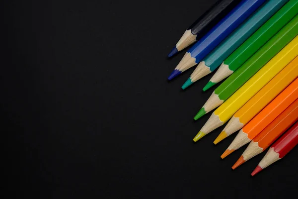 Lápis de cor em um fundo de quadro negro de carvão. De volta à escola. Espaço vazio para entrada de texto — Fotografia de Stock