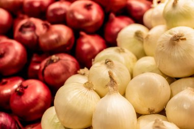 Taze kırmızı ve beyaz soğan piyasada yığılmış. Gıda backgroumd. Hasat