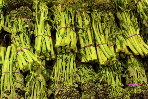 新鮮なブロッコリーが市場に積み上げられた。食べ物のバックグラム収穫 — ストック写真