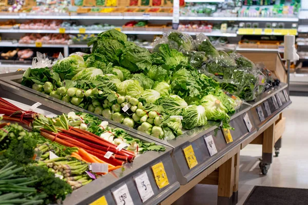 Legumes frescos empilhados em baia no supermercado. Costas de comida. Colheita — Fotografia de Stock