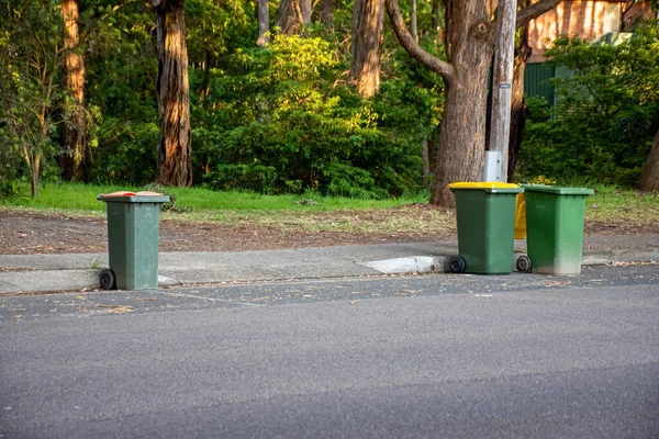 Australische Mülltonnen mit bunten Deckeln zum Recyceln und allgemeiner Hausmüll reihen sich am Straßenrand zur Müllabfuhr der Gemeinde — Stockfoto