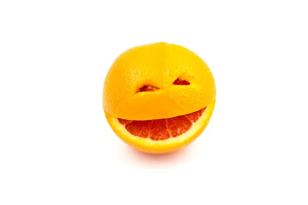 Fruta laranja sorridente sobre um fundo branco . — Fotografia de Stock