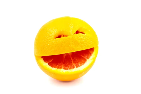 Fruta laranja sorridente sobre um fundo branco . — Fotografia de Stock