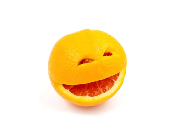 Fruta laranja sorridente sobre um fundo branco . — Fotografia de Stock