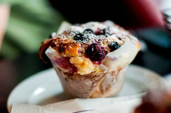 Delisious Beerenmuffin auf einem Teller. Frühstück im Café — Stockfoto
