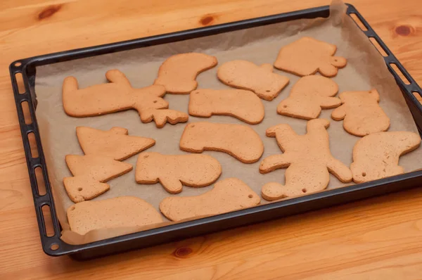 Galleta de jengibre de Navidad recién horneada casera en una bandeja para hornear . — Foto de Stock