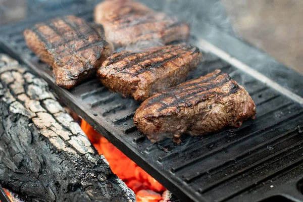 야영지 판위에서 스테이크를 있습니다 캠프파이어 Bbq 선택적 — 스톡 사진