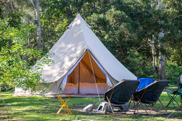 Glamping Camping Tenda Teepee Cadeiras Parque Campismo — Fotografia de Stock