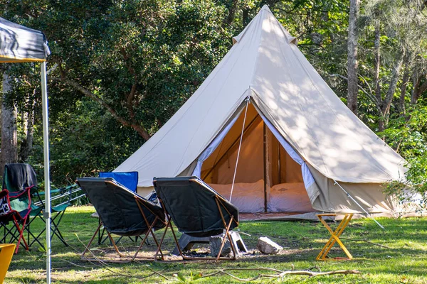 Glamping Camping Tipi Zelt Und Stühle Auf Dem Campingplatz — Stockfoto