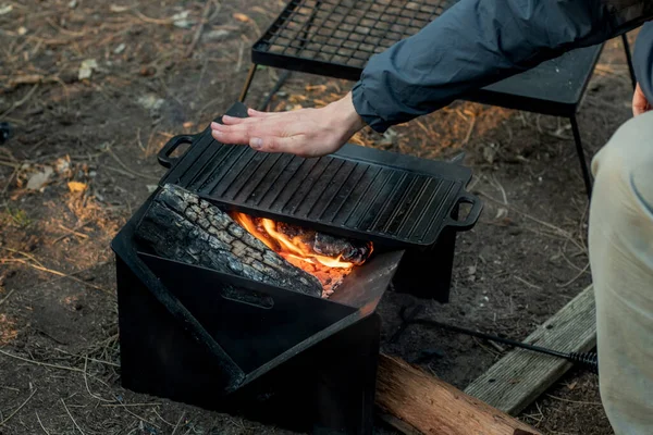 Setting Campfire Portable Foladble Firepit Camp Cooking Cast Iron Plate — Stock Photo, Image