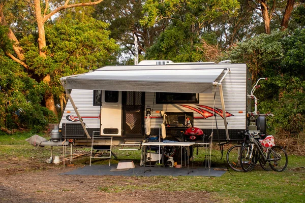 Camping Antigua Caravana Estilo Establecido Con Toldo —  Fotos de Stock