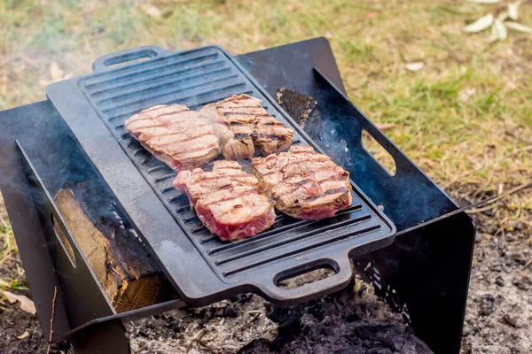 Beef Steaks Grilling Cast Iron Plate Camp Fire Campfire Cooking — Stock Photo, Image