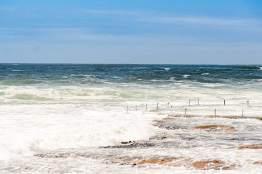 Kronulla 'daki kaya havuzu, NSW, Avustralya' da fırtına sonrası yüksek gelgitte