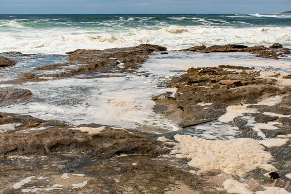 Secuelas Tormenta Oceánica Una Masa Espuma Espesa Cubrió Las Rocas —  Fotos de Stock