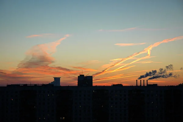 Stadslandskap Med Rök Från Värmekraftverk Naturskön Soluppgång Rökpipor Med Ång — Stockfoto