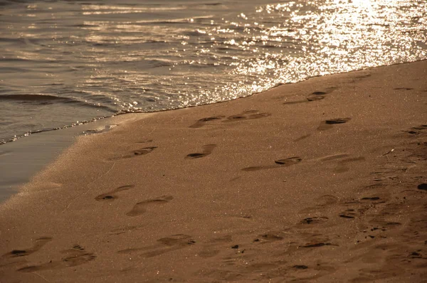 海浪和沙滩上的脚印 自然背景 — 图库照片