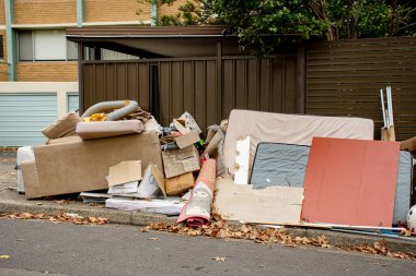 Sydney, Avustralya 2020-05-24 Household çeşitli çöp öğeleri konsey büyük atık toplama için kaldırım kenarına konuldu