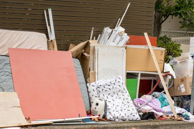 Sydney, Avustralya 2020-05-24 Household çeşitli çöp öğeleri konsey büyük atık toplama için kaldırım kenarına konuldu
