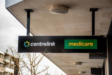 Sydney, Avustralya - 2019-12-24 Medicare ve Merkez Bağlantı tabelası bir binanın dışında. Centrelink, Avustralya 'da Medicare ve maluliyet sigortası düzenleyen bir devlet dairesi.
