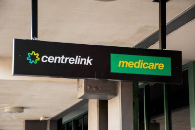 Sydney, Avustralya - 2019-12-24 Medicare ve Merkez Bağlantı tabelası bir binanın dışında. Centrelink, Avustralya 'da Medicare ve maluliyet sigortası düzenleyen bir devlet dairesi.