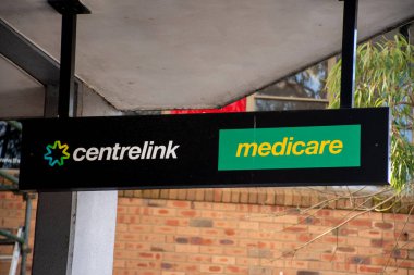 Sydney, Avustralya - 2019-12-24 Medicare ve Merkez Bağlantı tabelası bir binanın dışında. Centrelink, Avustralya 'da Medicare ve maluliyet sigortası düzenleyen bir devlet dairesi.