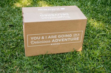 Sydney, Avustralya 2020-05-09 Merhaba taze yemek setleri yeşil çimlerin üzerinde bir kutuda teslim edildi