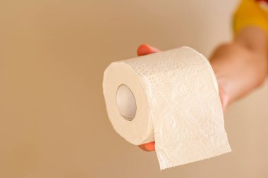 Adamın el ele tutuşması ve tuvalet kağıdı rulosu vermesi.