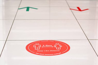Sydney, Avustralya 2020-08 COVID-19. Toplumsal mesafeyle ilgili etiketler yere yapıştırılmış. 1,5 metre mesafede kalın. Devam eden desteğiniz için teşekkürler.