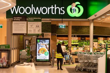 Sydney, Avustralya 2020-08 COVID-19 salgını sırasında sosyal uzaklık pankartlarıyla Woolworths süpermarketine giriş