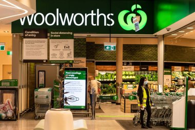 Sydney, Avustralya 2020-08 COVID-19 salgını sırasında sosyal uzaklık pankartlarıyla Woolworths süpermarketine giriş